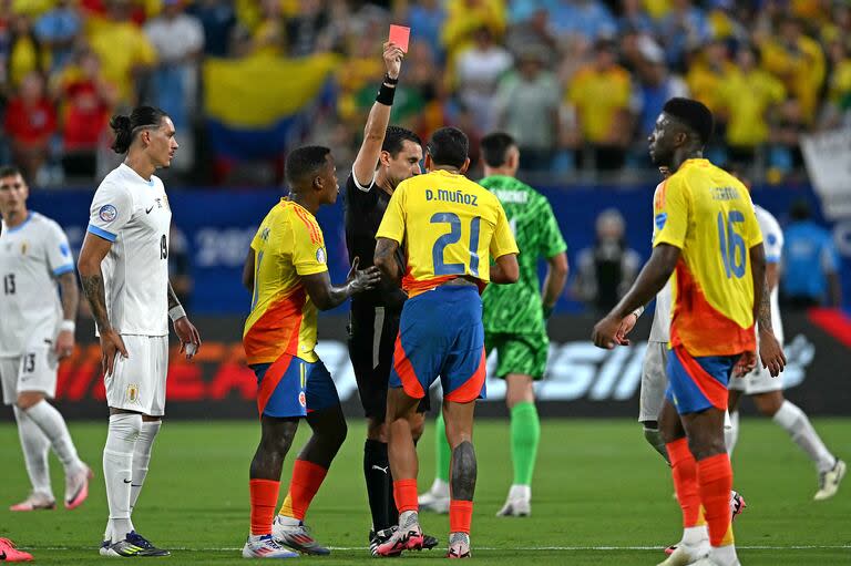 El mexicano César Ramos le muestra la tarjeta roja a Daniel Muñoz; el defensor de Colombia fue expulsado por una falta absurda en la segunda semifinal por la Copa América.