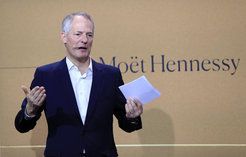 ARCHIVO – En esta fotografía del 10 de febrero de 2020 el presidente y director general de Moët Hennessy Philippe Schaus hablar durante una conferencia de prensa en la feria del vino en París. Moët Hennessy adquirió una participación de 50% en la marca de champán de Jay-Z en un esfuerzo por ampliar su factor de moda y expandir sus ventas. (Foto AP/Michel Euler, archivo)