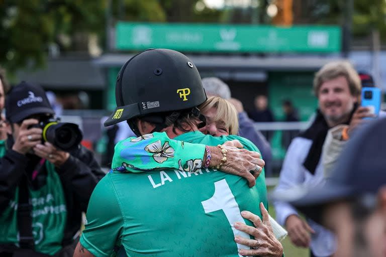 No fue nada fácil para Facundo Pieres alejarse polísticamente de sus familiares, pero éstos lo acompañaron; se abraza con su mamá, Cecilia Rodríguez Piola, en los palenques de La Natividad.