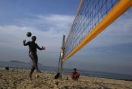 A man plays footvolley, a sport that combines both soccer and volleyball, on Ipanema beach in Rio de Janeiro April 9, 2014. REUTERS/Pilar Olivares (BRAZIL - Tags: SOCIETY SPORT SOCCER VOLLEYBALL)