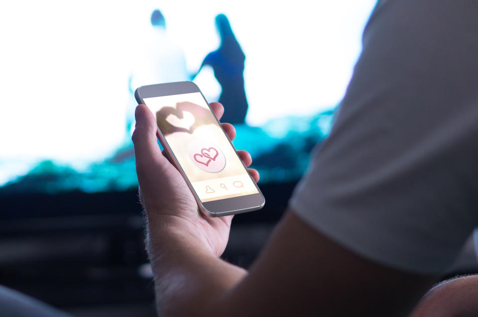 Beim Online-Dating passieren oftmals skurrile Dinge. Diese Frau hatte ein positives Erlebnis. (Symbolbild: Getty Images)