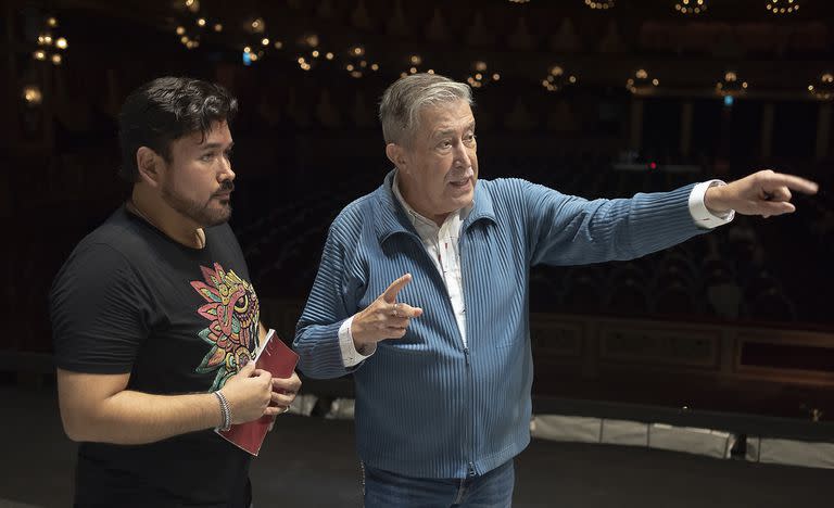 Javier Camarena recibe las indicaciones del director de escena Emilio Sagi durante los ensayos de El elixir de amor, de Donizetti, que protagoniza junto a Nadine Sierra