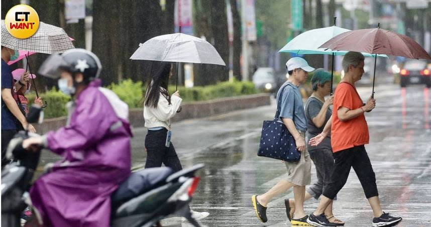 氣象署發布豪、大雨特報。（示意圖／黃耀徵攝）