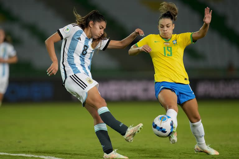 Daiana Falfán despeja la situación de riesgo durante el 0-4 a manos de Brasil, en el estreno de la Argentina por la Copa América de Colombia; la mediocampista sintió la diferencia física que existe contra las auriverdes en el fútbol femenino.