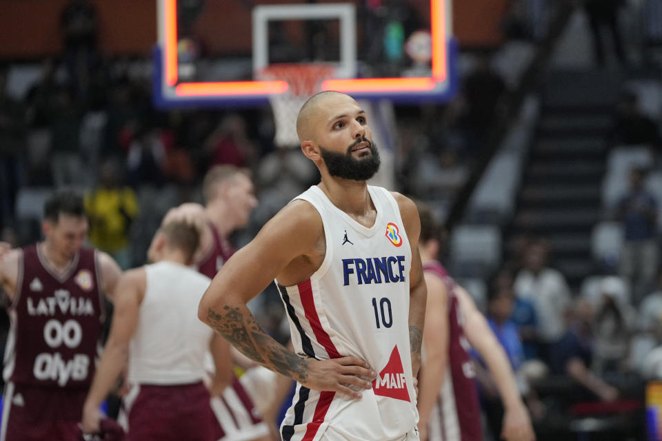 El escolta francés Evan Fournier (10) reacciona tras la derrota ante Letonia en la Copa Mundial de basquetbol, el domingo 27 de agosto de 2023, en Yakarta. (AP Foto/Achmad Ibrahim)