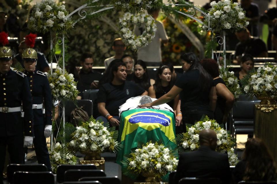 Pele seen in his casket on the pitch of the Vila Belmiro stadium (REUTERS)