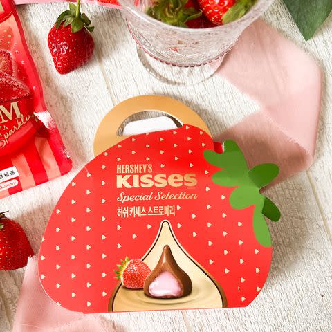 Kisses草莓慕斯夾餡巧克力草莓盒  PHOTO CREDIT: 7-ELEVEN