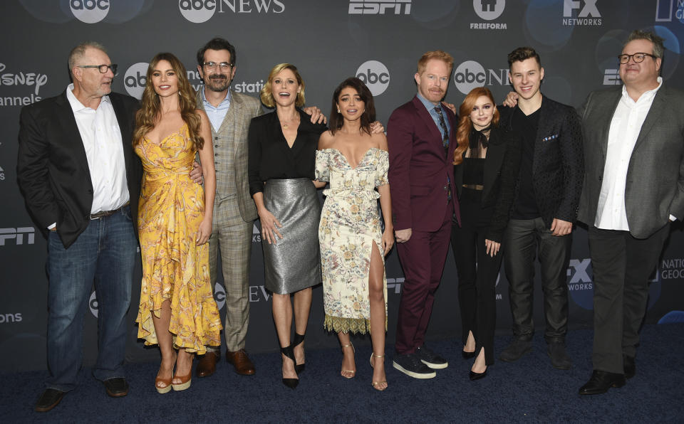 "Modern Family" cast members, from left, Ed O'Neill, Sofia Vergara, Ty Burrell, Julie Bowen, Sarah Hyland, Jesse Tyler Ferguson, Ariel Winter, Nolan Gould and Eric Stonestreet pose together at the Walt Disney Television 2019 upfront at Tavern on The Green on Tuesday, May 14, 2019, in New York. (Photo by Evan Agostini/Invision/AP)