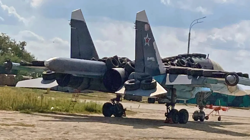 A Su-34 covered with tires, as part of a bizarre countermeasure application, seen at the airbase of Voronezh-Baltimor last year. <em>Uncredited via Fighterbomber</em><br>