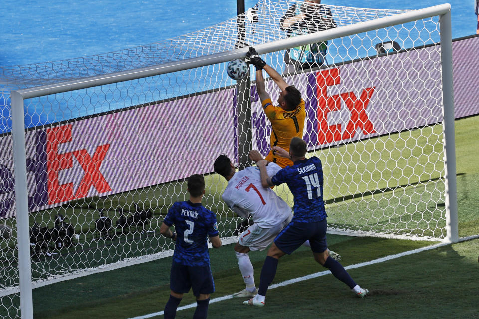 El arquero eslovaco Martin Dubravka al anotar un autogol ante España en la Euro 2020, el miércoles 23 de junio de 2021, en Sevilla. (Julio Munoz, Pool Foto vía AP)