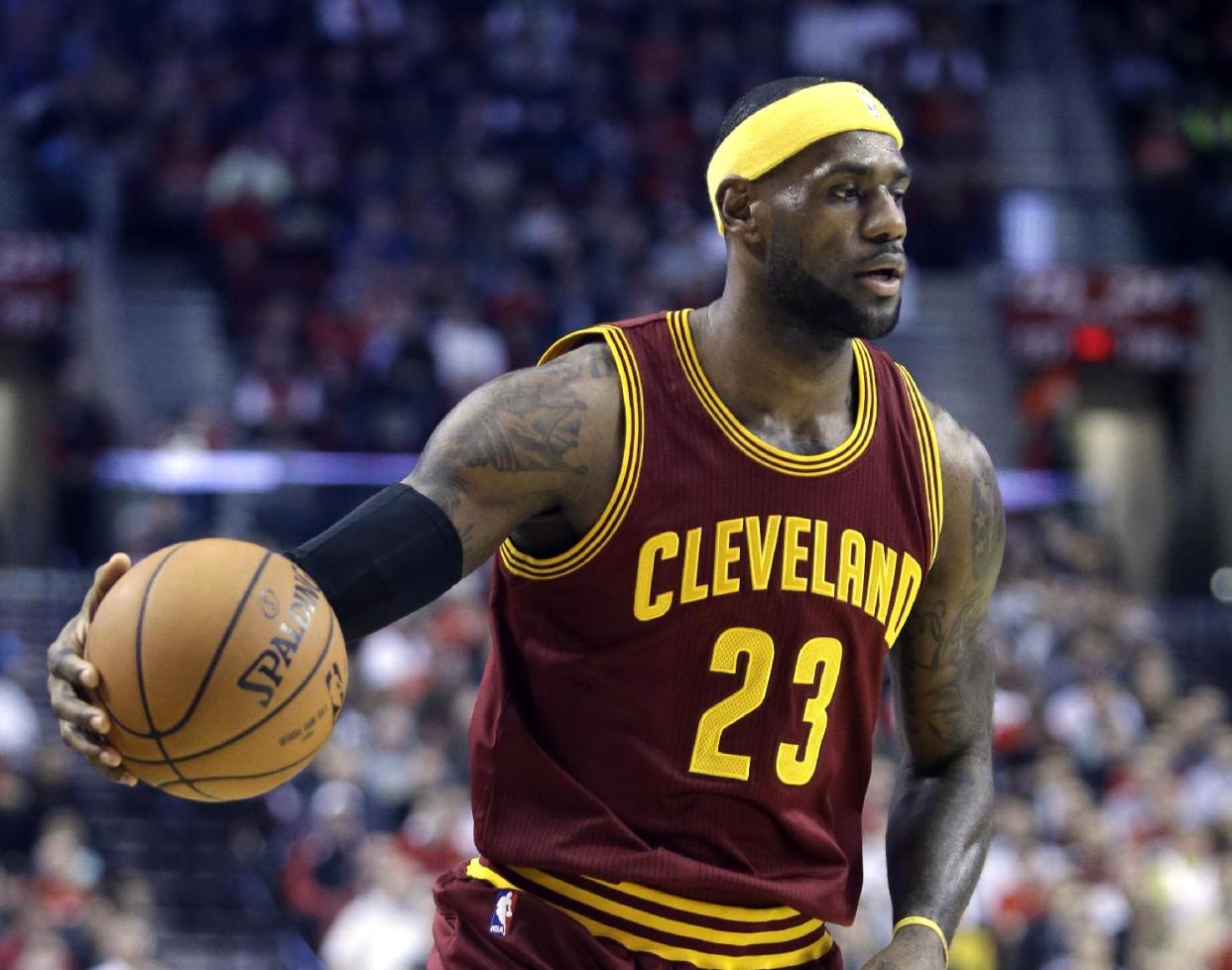 El jugador de los Cavaliers de Cleveland LeBron James conduce el balón durante la primera mitad del partido de la NBA contra los Trail Blazers de Portland, en Portland, Oregon, el 4 de noviembre de 2014.(Foto AP/Don Ryan)