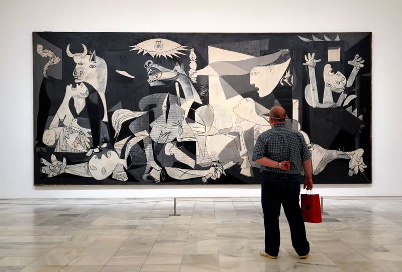 Un visitante mira la obra de Pablo Picasso "Guernica" mientras el museo Reina Sofía reabre al público en Madrid, España, el 6 de junio de 2020