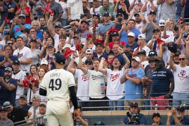 La Velle E. Neal III: Jhoan Duran gives Twins 'game is over