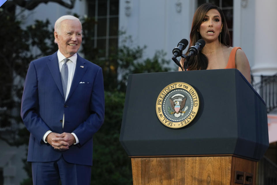 El presidente Joe Biden escucha mientras Eva Longoria habla antes de una función de la película "Flamin' Hot" el jueves 15 de junio de 2023, en el Jardín Sur de la Casa Blanca en Washington. (Foto AP/Jacquelyn Martin)