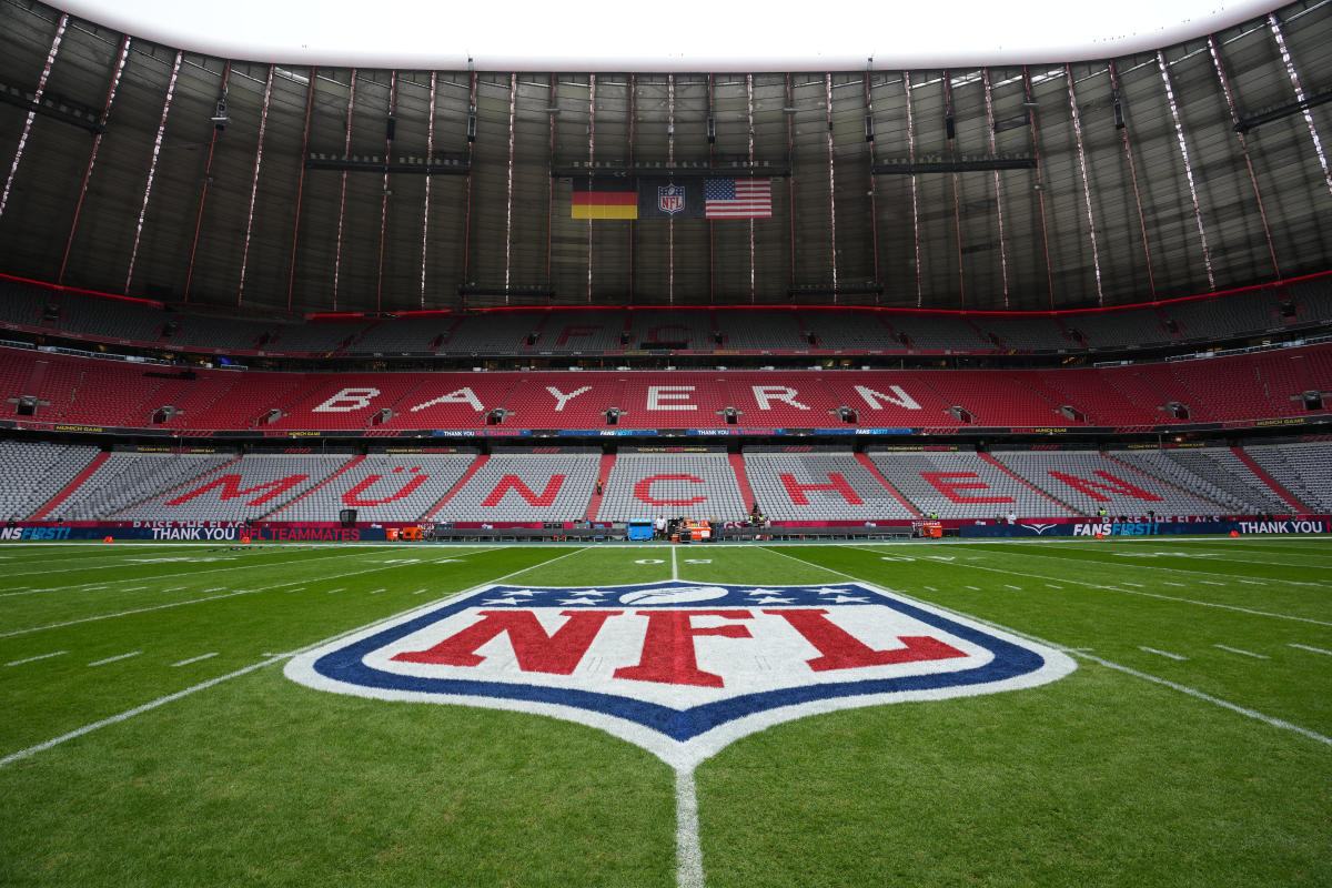 San Francisco 49ers players, including Tarvarius Moore (33), warm up during  practice, Thursday, Jan. 30, 2020, in Coral Gables, Fla., for the NFL Super  Bowl 54 football game. (AP Photo/Wilfredo Lee Stock Photo - Alamy