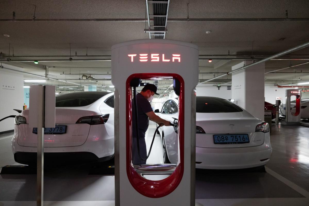 Teslas Drop Puts $157 Million Korea Structured Products at Risk