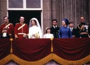 <p>La princesa Ana se casa con el capitán Mark Phillips. La familia real salió al balcón del palacio de Buckingham después de la boda de la princesa Ana con el capitán Mark Phillips celebrada en la abadía de Westminster, en 1973 (<em>PA Images</em> a través de <em>Getty Images</em>).</p> 