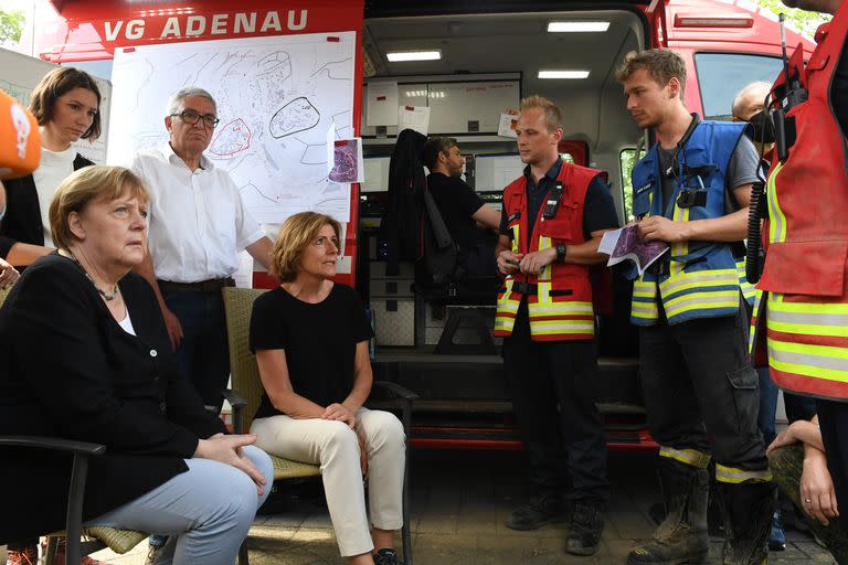 Angela Merkel conversa con los trabajadores de emergencia y rescate.
