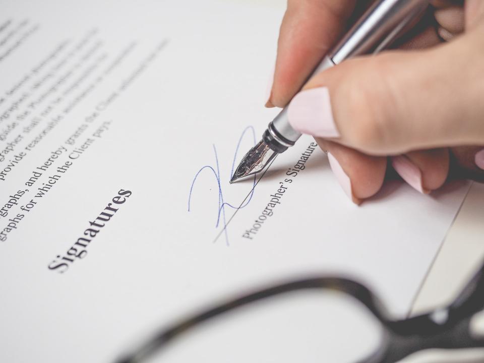 <span class="caption">La signature reste un geste personnel qui compte.</span> <span class="attribution"><a class="link " href="https://www.pexels.com/fr-fr/photo/personne-tenant-un-stylo-en-argent-signature-photographes-signature-175045/" rel="nofollow noopener" target="_blank" data-ylk="slk:Pexels;elm:context_link;itc:0;sec:content-canvas">Pexels</a>, <a class="link " href="http://creativecommons.org/licenses/by/4.0/" rel="nofollow noopener" target="_blank" data-ylk="slk:CC BY;elm:context_link;itc:0;sec:content-canvas">CC BY</a></span>