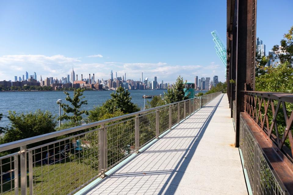 Get to know the neighbourhood with walks along the East River (iStock)