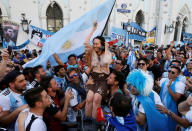 Supporters of the Argentine national soccer team, a participant of the soccer World Cup, lift a journalist during a gathering in central Moscow, Russia June 15, 2018. REUTERS/Gleb Garanich