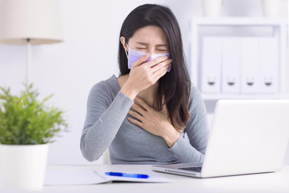 持續發燒或持續咳嗽，尤其是咳嗽時常伴有血絲時更應引起注意（示意圖/Getty Image）