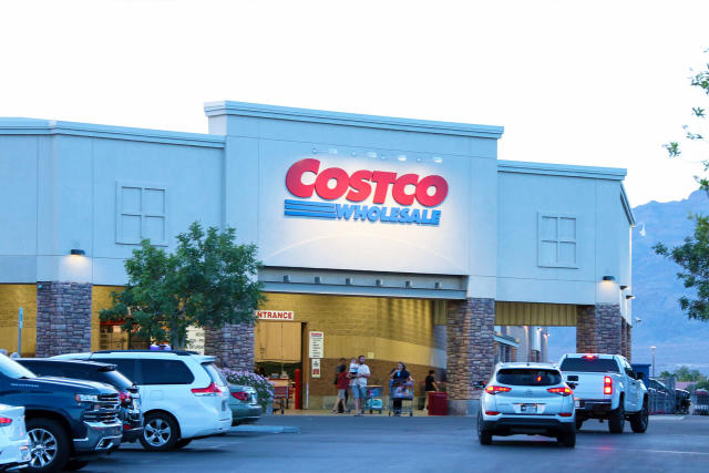 Indianápolis - Circa Janeiro 2020: Costco Localização por atacado. Costco  Wholesale é um varejista global de vários bilhões de dólares — Fotografia  de Stock Editorial © jetcityimage2 #330828036