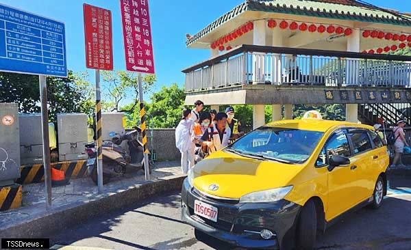 新北交通局聯合稽查瑞芳、九份計程車維護乘客權益。（圖：新北交通局提供）