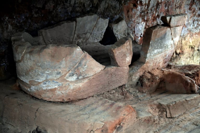 Una antigua bañera, fotografiada en el yacimiento arqueológico de la civilización de Tartesia de Casas de Turuñuelo, en la localidad extremeña de Guarena, en el oeste de España, el 17 de abril de 2024 (Cristina Quicler)