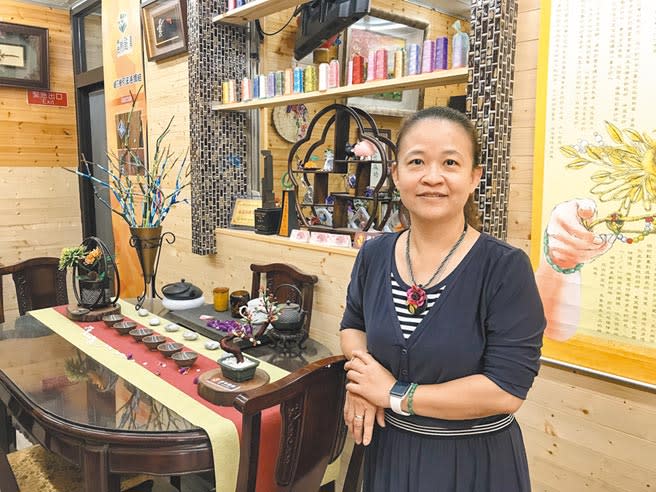 雲林縣虎尾纏花工藝家林佩瑩15年來推廣傳統纏花工藝不遺餘力。（周書聖攝）