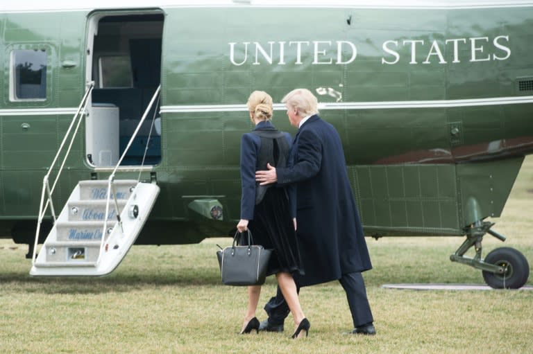 Le président américain Donald Trump et sa fille Ivanka montent à bord de l'hélicoptère présidentiel Marine One, le 1er février 2017 à la Maison Blanche, à Washington