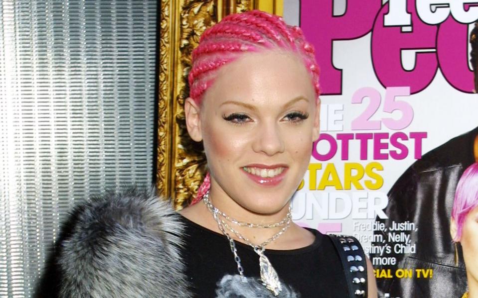 Frech, frisch, jung und ein bisschen verrückt, so wurde Pink zu Beginn ihrer Karriere vermarktet. Bedeutung des Künstlernamens hin oder her, pink gefärbte Haare passten da natürlich hervorragend ins Bild. (Bild: George De Sota/Newsmakers/Getty Images)