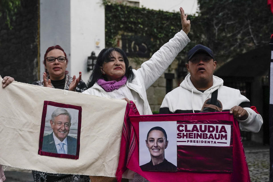 Partidarios se reúnen frente a la casa de Claudia Sheinbaum el día de su toma de posesión como presidenta en la Ciudad de México, el martes 1 de octubre de 2024. La foto de la izquierda es del actual presidente Andrés Manuel López Obrador. (AP Foto/Aurea Del Rosario)