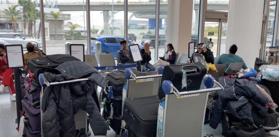 大批西南航空旅客滯留在機場。（記者王若然╱攝影）