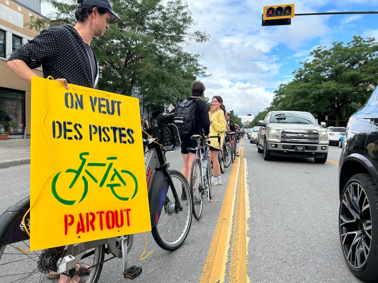 Protesters occupied part of Parc Avenue to simulate a protected bike lane on Saturday. They say the city has done little to make the street safer for cyclists in the 10 years since Suzanne Châtelain's death. (Rowan Kennedy/CBC - image credit)