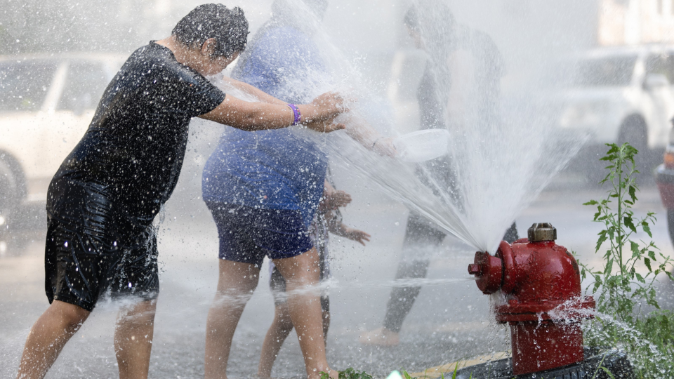 Chicago residents cool off during a summer 2023 heat wave (Vincent D. Johnson/Xinhua via Getty Images)