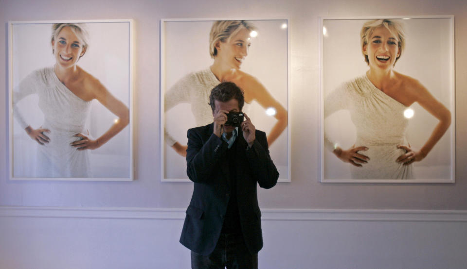 <p>Fashion-Fotograf Mario Testino auf seiner Ausstellung „Diana Princess of Wales“. Fünf Monate vor Dianas Tod hatte er sie für die amerikanische „Vanity Fair“ fotografiert. </p>