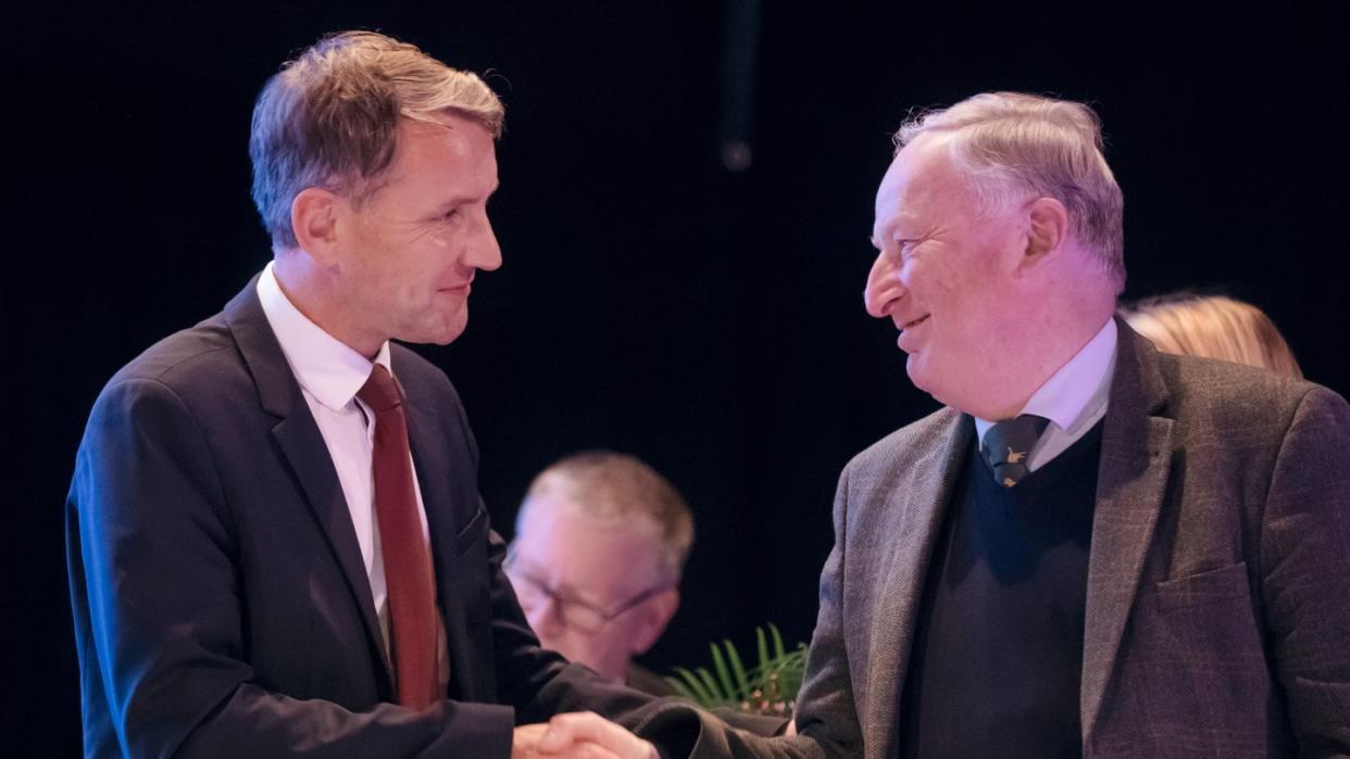 Alexander Gauland (r) gratuliert Björn Höcke nach dessen erfolgreicher Wahl zum Spitzenkandidaten für die Landtagswahl in Thüringen. Foto: arifoto UG