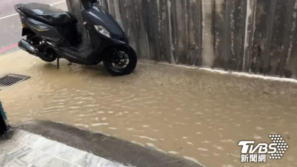 嚴重積水讓道路變成小河。（圖／TVBS）