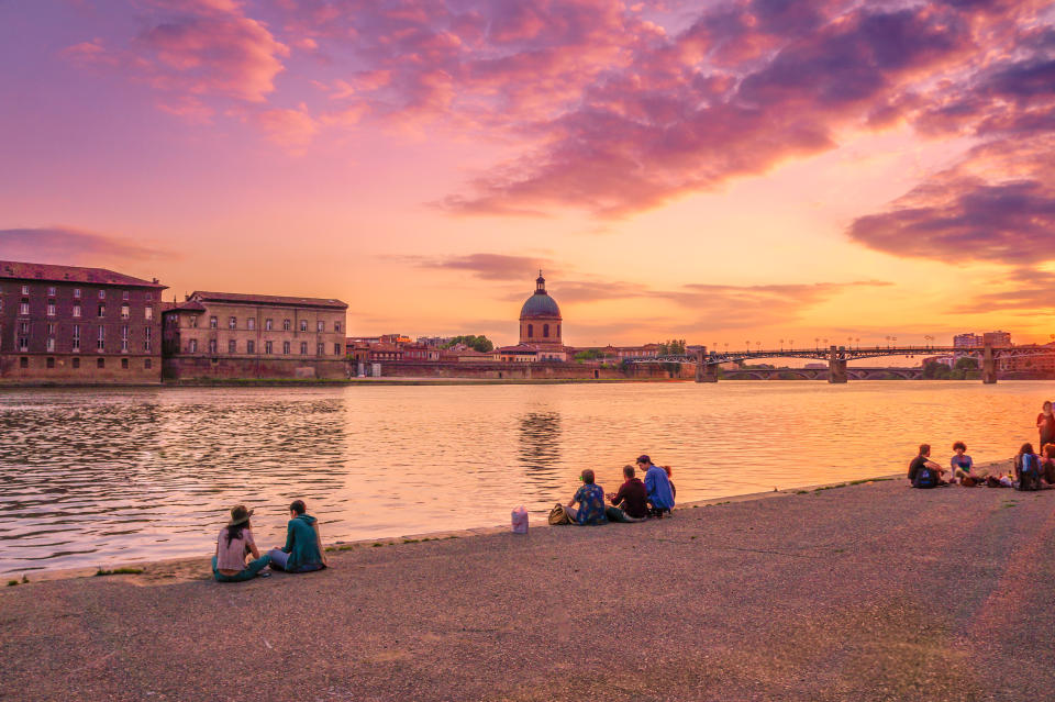 Le Sud-Ouest va bien, merci pour lui. Comme Bordeaux, la Ville Rose profite, elle aussi, de la puissance de <a href="https://twitter.com/Toulouse" rel="nofollow noopener" target="_blank" data-ylk="slk:son compte Twitter;elm:context_link;itc:0;sec:content-canvas" class="link ">son compte Twitter</a> qui dépasse les 200 000 abonnés.