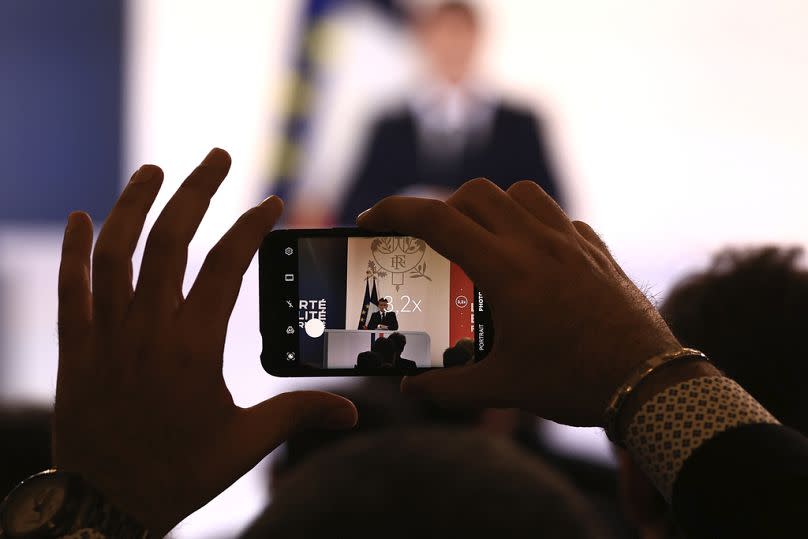 Un periodista toma una fotografía del presidente francés Emmanuel Macron el martes 16 de enero de 2024 en el Palacio del Elíseo en París.