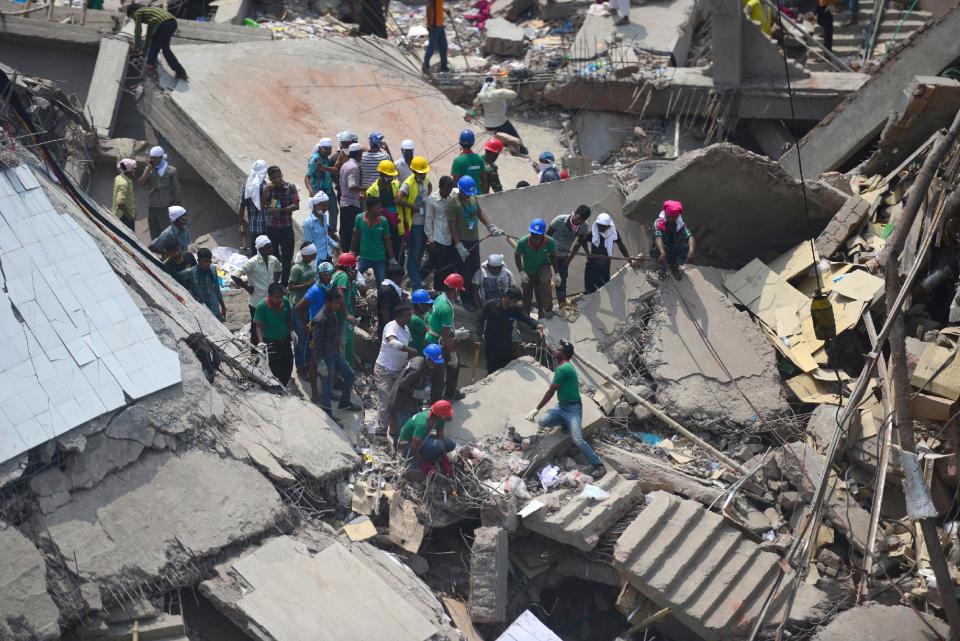 Los equipos de rescate buscan supervivientes entre los escombros del edificio, este jueves en Savar (Bangladesh).