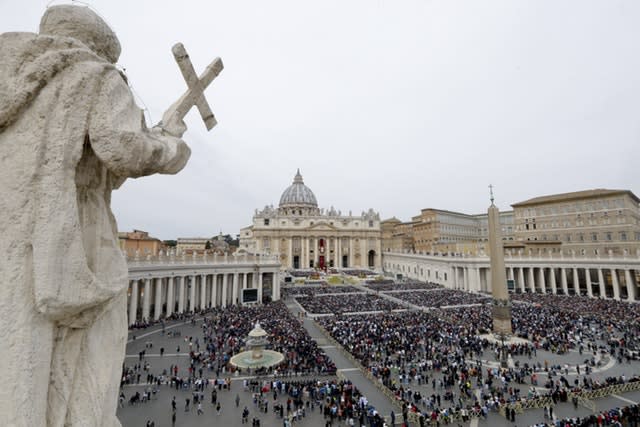 Faithful gather in St Peter’s Square