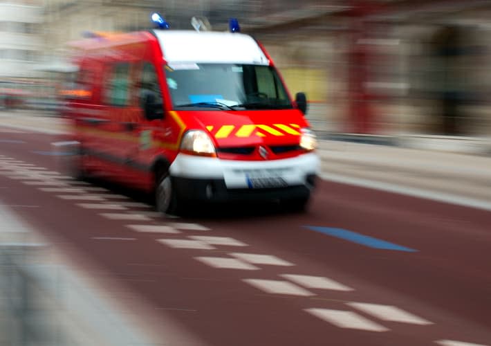 Dans l'attente des secours, un automobiliste a extrait cinq personnes d'une voiture en flammes. Une sixième, dans une seconde voiture accidentée, a été extraite par les pompiers (photo d'illustration). - Zigazou76 - Flickr - CC