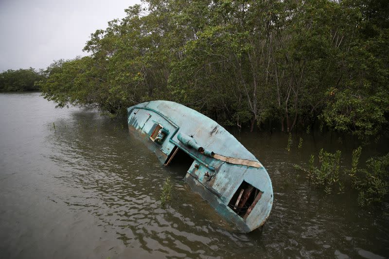 Una embarcación marítima semisumergible que, según las autoridades, es utilizada para transportar cocaína y su fabricación es financiada por carteles mexicanos, y que fue incautada por la Armada colombiana, es vista cerca del muelle del Batallón de Infantería de Marina (BAFLIM), en Tumaco