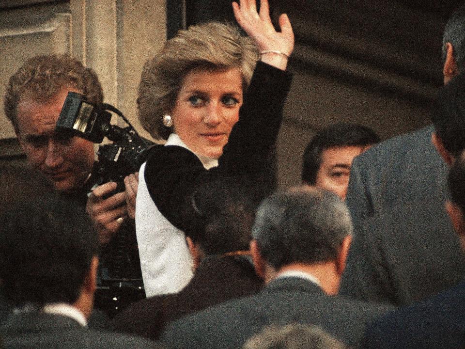 princess diana waving to photographers