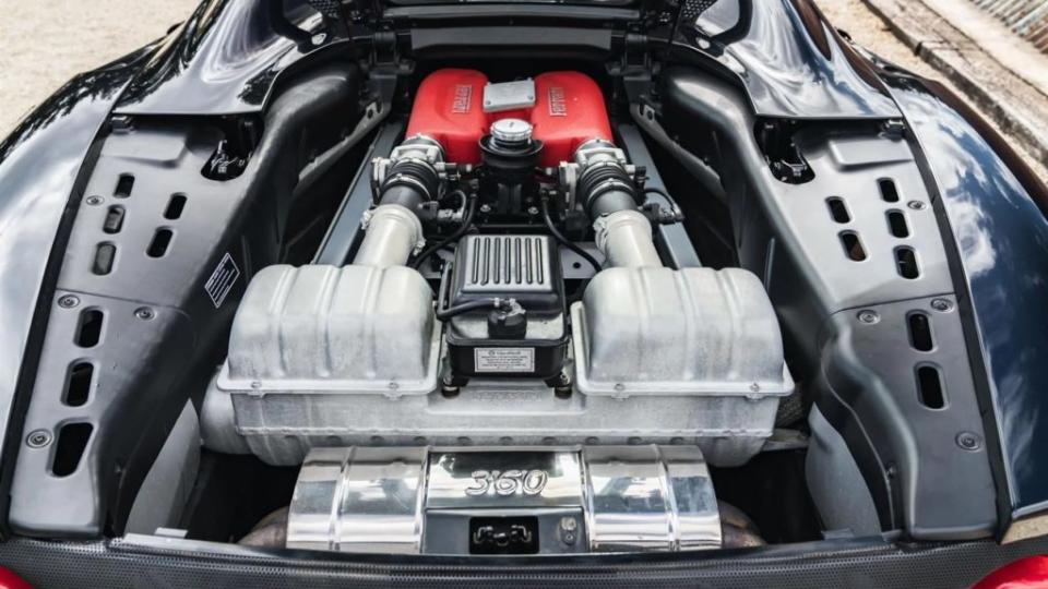 Ferrari當年大約生產了7,565輛360 Spider，這款車搭載3.6升V8自然進氣引擎，可以輸出395匹的最大馬力。(圖片來源/ Piston Heads)