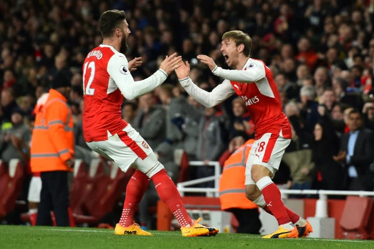 Arsenal's defender Nacho Monreal celebrates with Arsenal's striker Olivier Giroud (L) after his shot is deflected into the Leicester net by Leicester City' defender Robert Huth during the English Premier League football match April 26, 2017