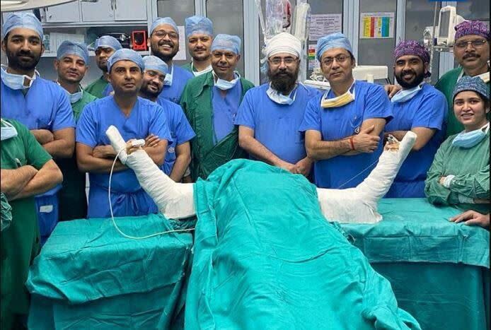印度男畫家遭火車撞上失去雙臂，等了四年終於等到一名女校長器捐，醫療團隊花了12小時手術成功移植。(圖/翻攝畫面)