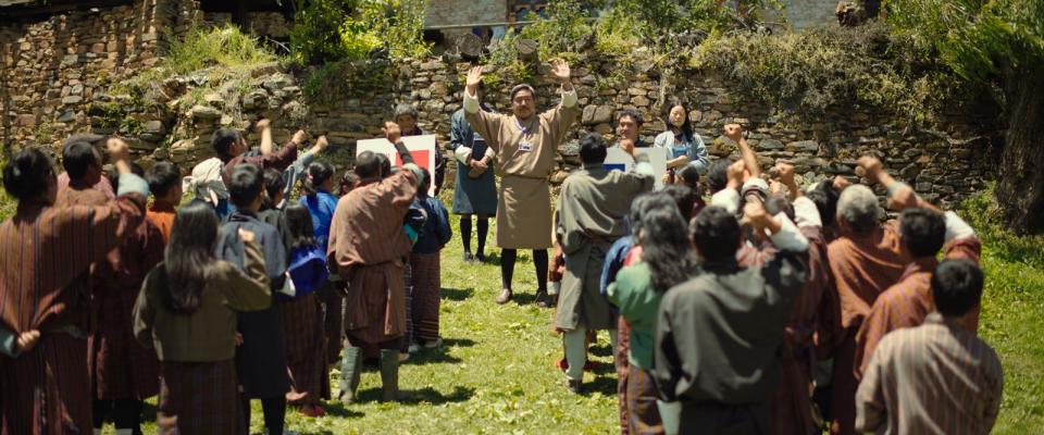 《不丹沒有槍》以諷刺手法呈現不丹民主化過程中的人民處境。（海鵬影業提供）